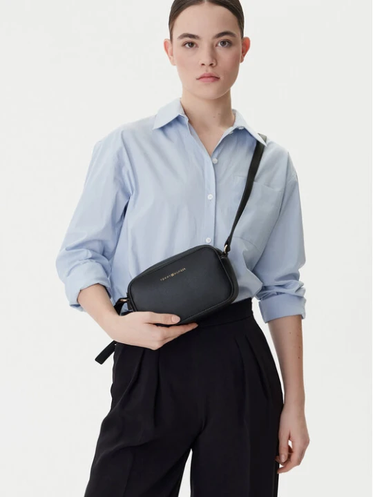 Zdjęcie produktu Tommy Hilfiger Torebka Th Logo Camera Bag AW0AW18115 Granatowy