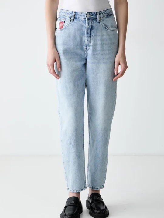 Zdjęcie produktu Tommy Jeans jeansy mom fit damskie niebieski