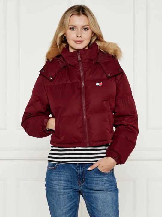 Zdjęcie produktu Tommy Jeans Puchowa kurtka ALASKA | Cropped Fit bordowy