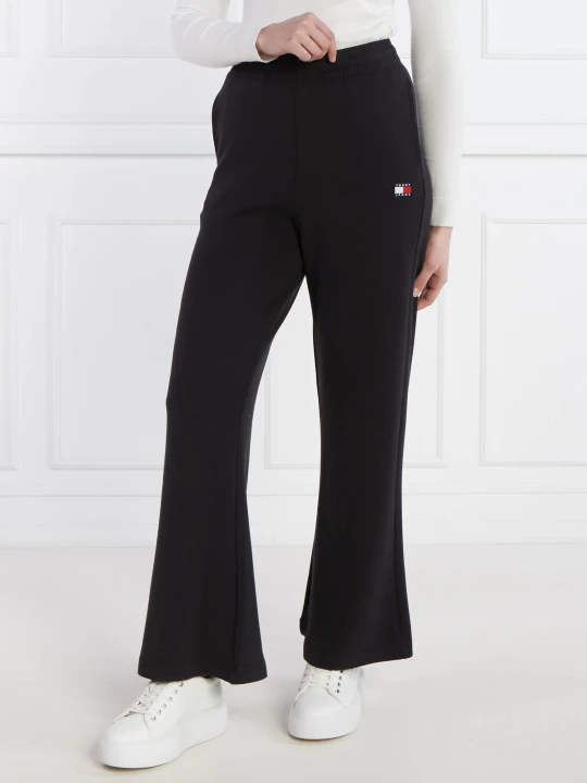 Zdjęcie produktu Tommy Jeans Spodnie dresowe BADGE WIDE EXT | flare fit czarny