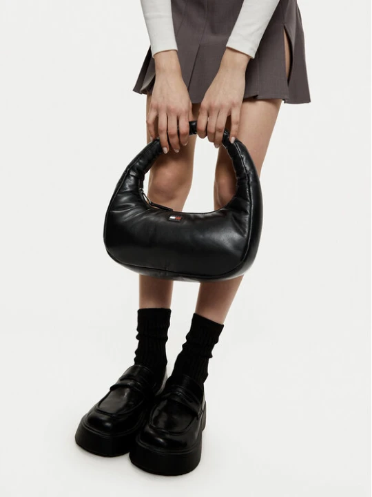 Zdjęcie produktu Tommy Jeans Torebka Tjw Pillow Shoulder Bag AW0AW16977 Czarny