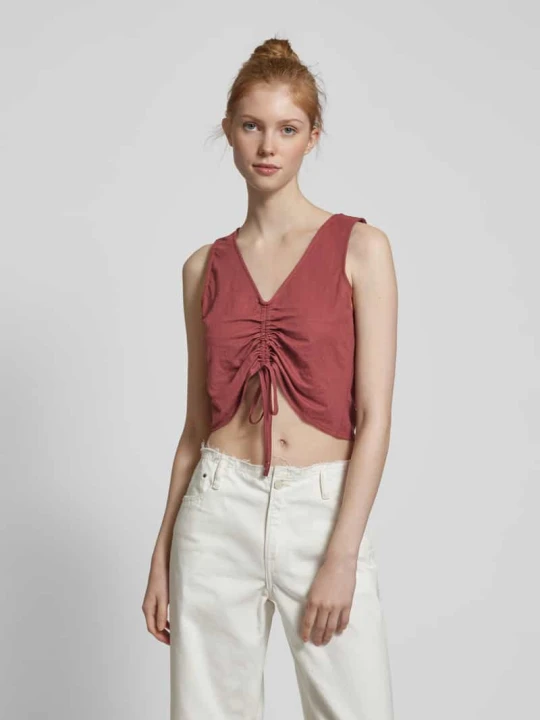 Zdjęcie produktu Top bluzkowy krótki z marszczeniami model ‘KINDA’ Pieces Ciemnoczerwony