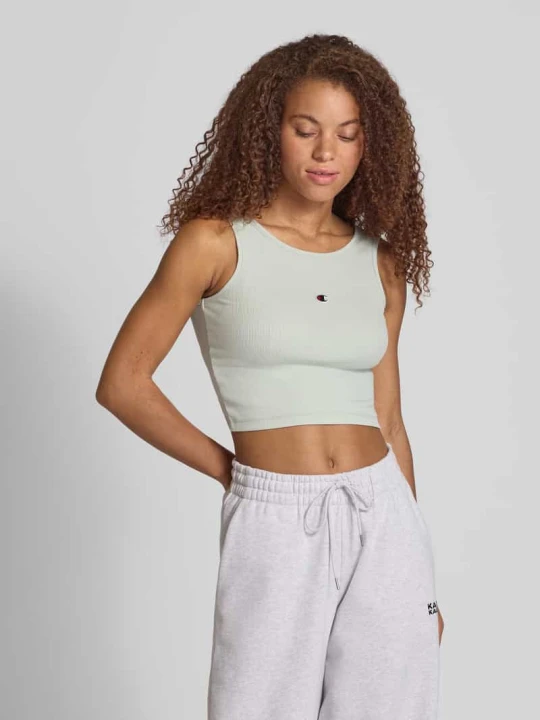 Zdjęcie produktu Top krótki o kroju fitted fit z wyhaftowanym logo Champion Trzcinowy