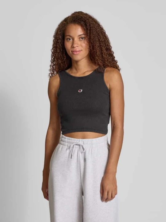 Zdjęcie produktu Top krótki o kroju fitted fit z wyhaftowanym logo Champion Czarny