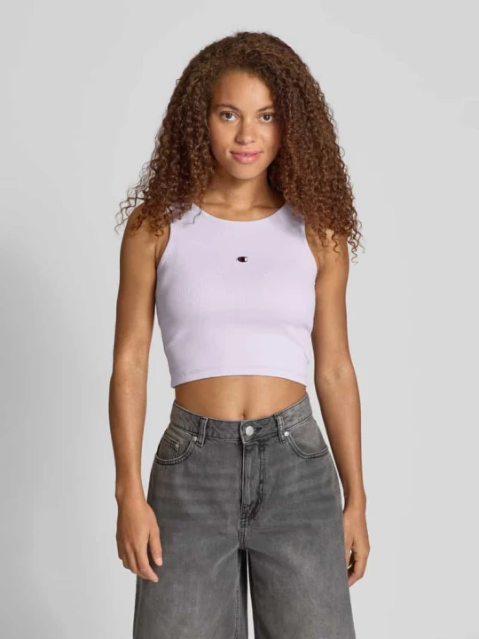 Zdjęcie produktu Top krótki o kroju fitted fit z wyhaftowanym logo Champion Lawendowy