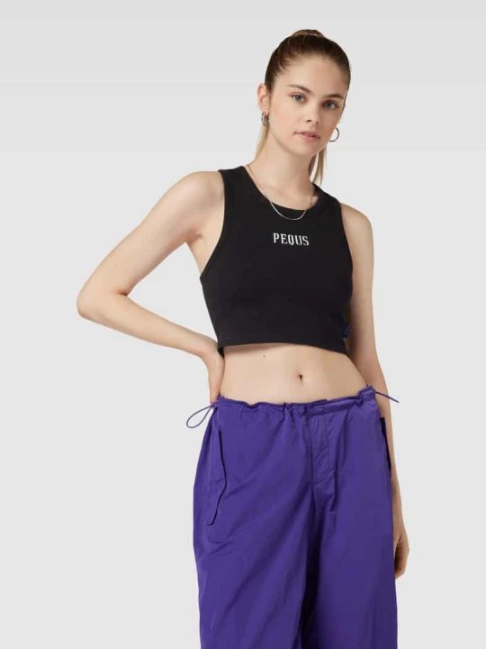 Zdjęcie produktu Top krótki z wyhaftowanym logo PEQUS Czarny