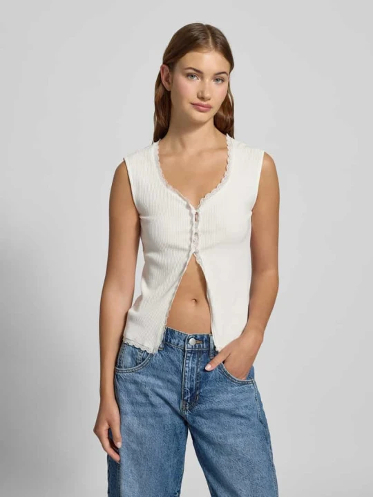 Zdjęcie produktu Top o kroju regular fit z prążkowaniem model ‘TIRADE’ Pieces Złamany biały
