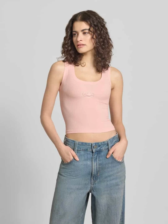 Zdjęcie produktu Top o kroju slim fit z detalem z logo Another Cotton Lab Jasnoróżowy