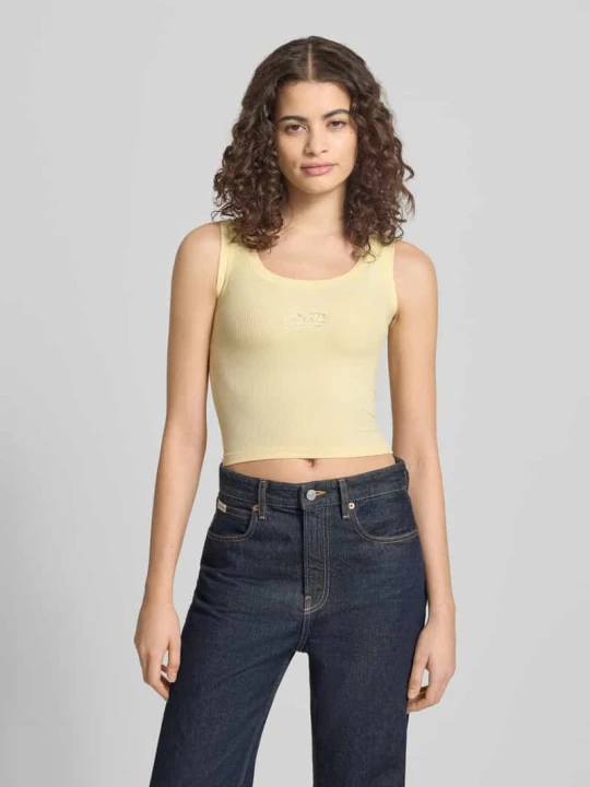 Zdjęcie produktu Top o kroju slim fit z detalem z logo Another Cotton Lab Żółty
