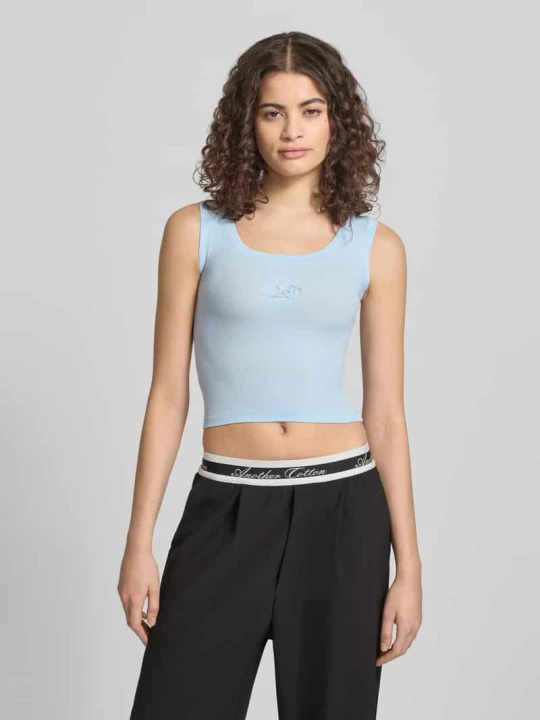 Zdjęcie produktu Top o kroju slim fit z detalem z logo Another Cotton Lab Błękitny