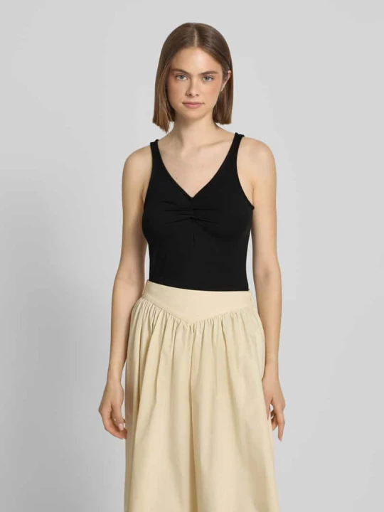 Zdjęcie produktu Top o kroju slim fit z mieszanka wiskozy model 'MALIVA' Pieces Czarny