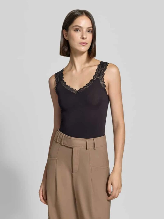 Zdjęcie produktu top o kroju slim fit z mieszanka wiskozy model 'ROSA' Vero Moda Czarny