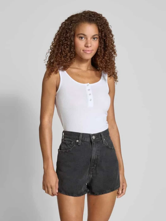 Zdjęcie produktu Top o kroju slim fit z mieszanki bawełny model ‘KITTE’ Pieces Biały