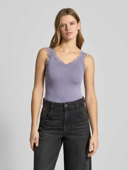 Zdjęcie produktu Top typu tank top o kroju slim fit z mieszanki wiskozy model 'BARBERA LACE' Pieces Lawendowy
