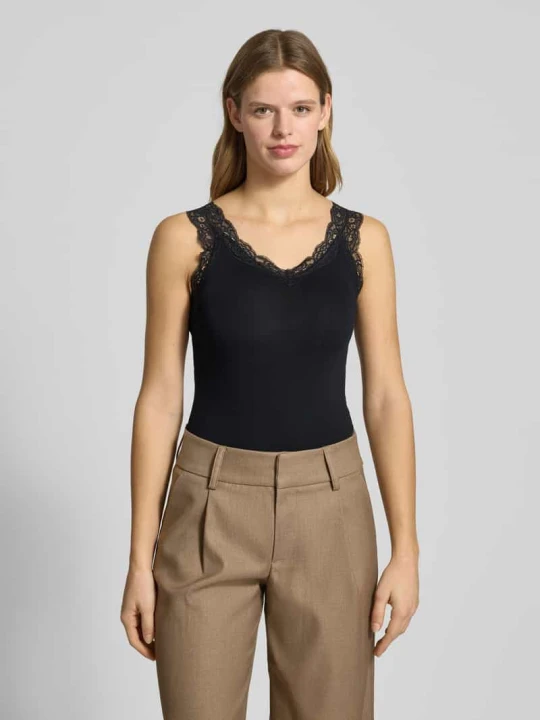 Zdjęcie produktu Top o kroju slim fit z mieszanki wiskozy model ‘BARBERA LACE’ Pieces Czarny