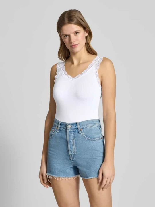 Zdjęcie produktu Top o kroju slim fit z mieszanki wiskozy model ‘BARBERA LACE’ Pieces Biały