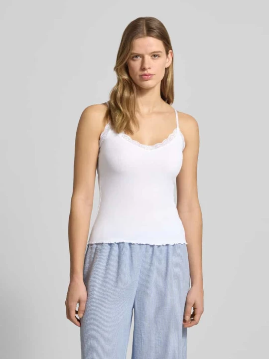 Zdjęcie produktu Top o kroju slim fit z mieszanki wiskozy z obszyciem koronką REVIEW Biały