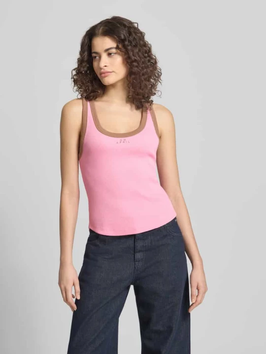 Zdjęcie produktu Top o kroju slim fit z wyhaftowanym logo model 'Fiora' Oh April Jasnoróżowy