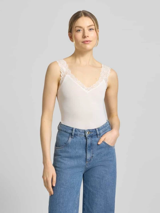 Zdjęcie produktu Top tank o kroju slim fit z mieszanki wiskozy model 'ROSA' Vero Moda Biały