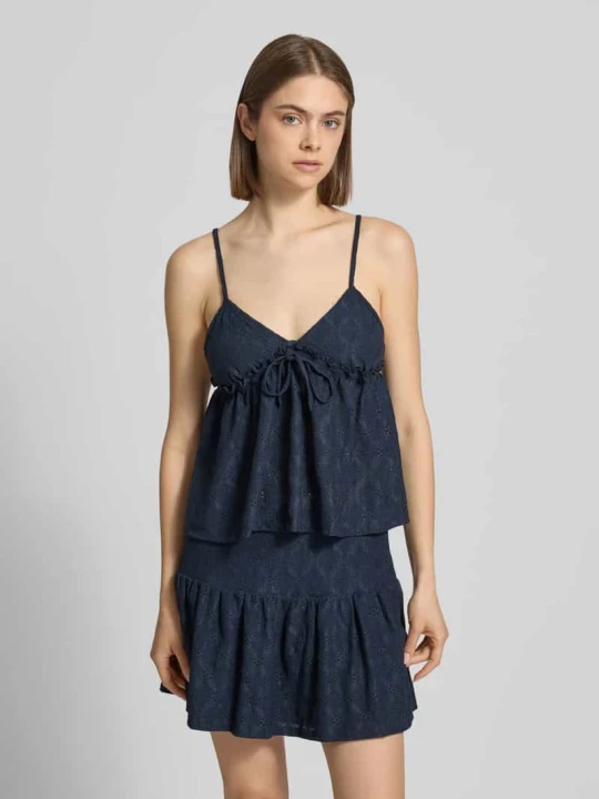Zdjęcie produktu Top typu babydoll z baskinką i haftem angielskim REVIEW Ciemnoniebieski