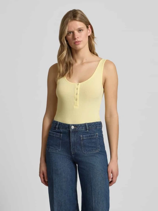 Zdjęcie produktu Top typu tank w kroju slim fit z mieszanki bawełny ekologicznej model 'KITTE' Pieces Jasnożółty