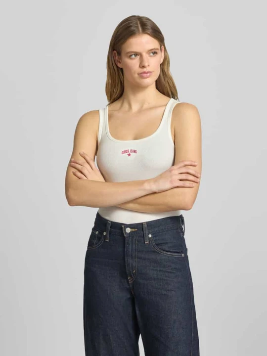 Zdjęcie produktu Top w efekcie prążkowania z wyhaftowanym logo Guess Biały