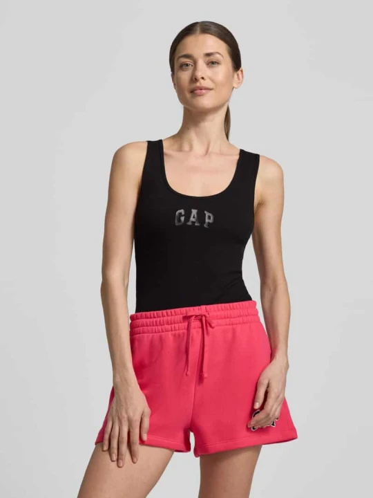 Zdjęcie produktu Top w kroju slim fit z nadrukiem logo GAP Czarny