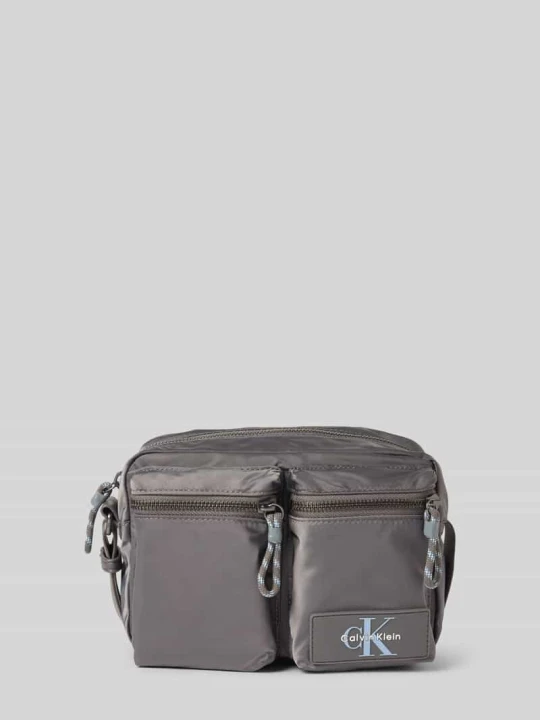 Zdjęcie produktu Camera bag z detalem z logo Calvin Klein Grafitowy