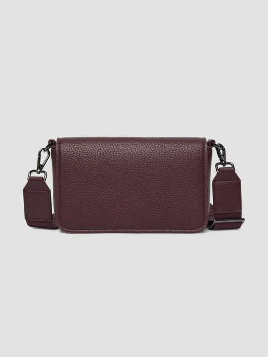 Zdjęcie produktu Torba crossbody ze sztucznej skóry z klapką i paskiem na ramię z logo s.Oliver czerwony