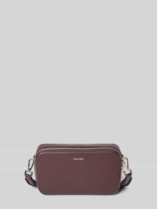 Zdjęcie produktu Torba na ramię z detalem z logo Calvin Klein Ciemnoczerwony