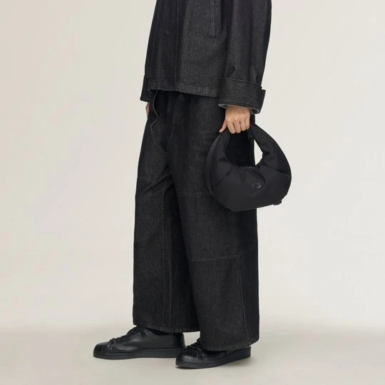 Zdjęcie produktu TORBA Y-3 W KSZTAŁCIE PÓŁKSIĘŻYCA Adidas czarny