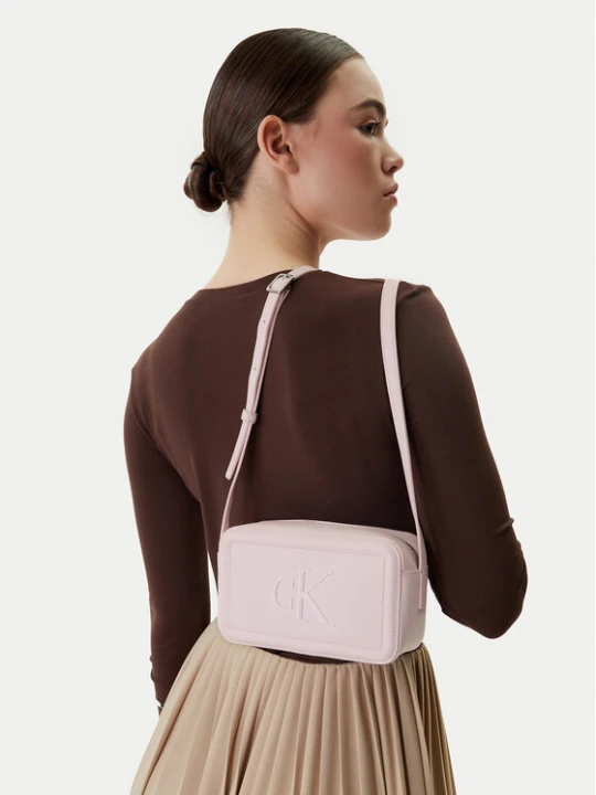 Zdjęcie produktu Torebka Calvin Klein Bold Ck Camera Bag LV04F3220G Różowy