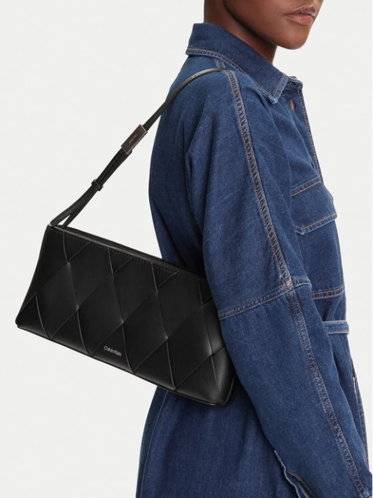 Zdjęcie produktu Torebka Calvin Klein Ck Woven Elongated Shoulder Bag K60K612992 Czarny