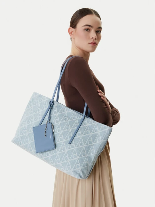 Zdjęcie produktu Torebka Calvin Klein Emblem Aop Denim Tote W / Pouch LV04F3428G Niebieski