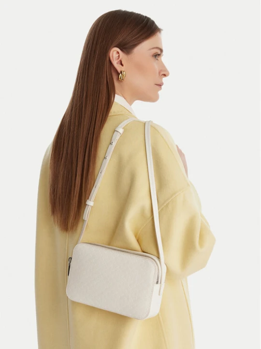 Zdjęcie produktu Torebka Calvin Klein Emblem Aop Elongated Camera Bag LV04F3268G Écru Kremowy