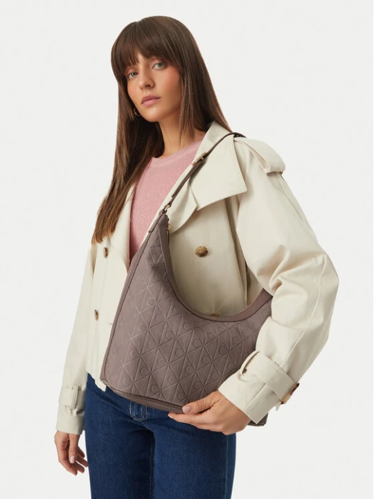 Zdjęcie produktu Torebka Calvin Klein Emblem Aop Sueded M Shoulder Bag LV04F3881G Beżowy