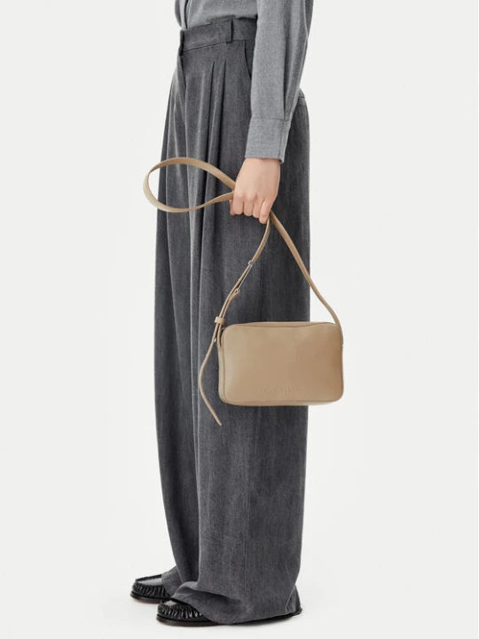 Zdjęcie produktu Torebka Calvin Klein Embossed Logo Camera Bag K60K612555 Brązowy