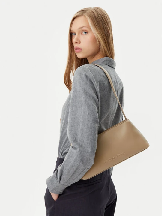 Zdjęcie produktu Torebka Calvin Klein Embossed Logo Shoulder Bag K60K612550 Beżowy