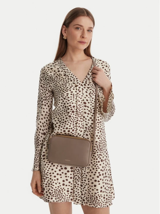 Zdjęcie produktu Torebka Calvin Klein Foil Logo Elongated Camera Bag LV04F3276G Beżowy
