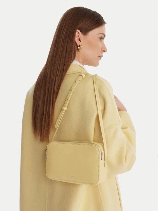 Zdjęcie produktu Torebka Calvin Klein Foil Logo Elongated Camera Bag LV04F3276G Żółty