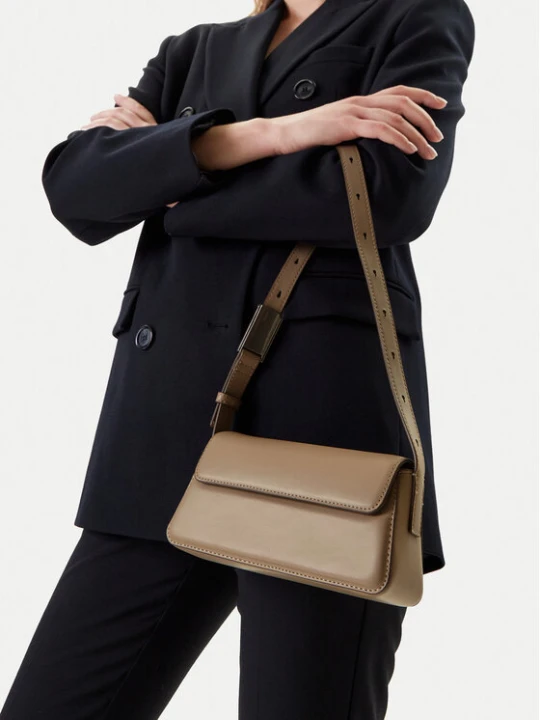 Zdjęcie produktu Torebka Calvin Klein Jeans Belted Small Shoulder Bag LV04K3110G Beżowy