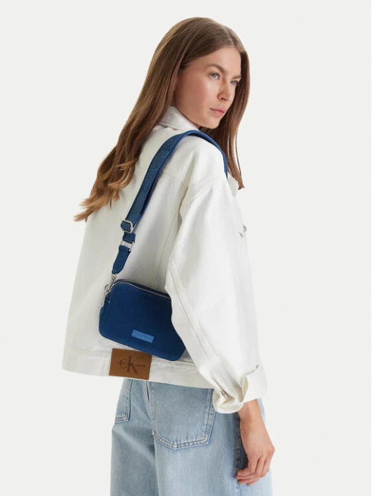 Zdjęcie produktu Torebka Calvin Klein Webbing Strap Canvas Camera Bag LV04F3385G Niebieski