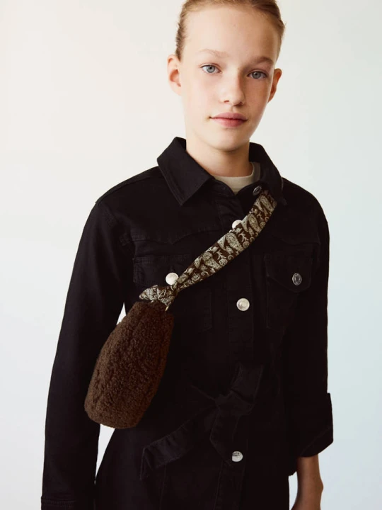 Zdjęcie produktu Torebka listonoszka z baranka czekoladowy - Dzieci - Rozmiar uniwersalny - MANGO KIDS