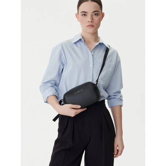 Zdjęcie produktu Torebka Tommy Hilfiger Th Logo Camera Bag AW0AW18115 Granatowy