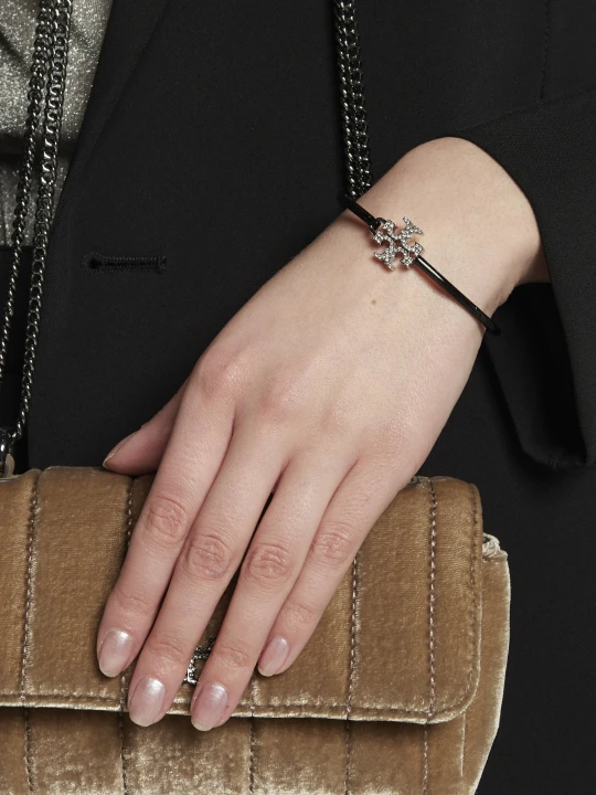 Zdjęcie produktu TORY BURCH Bransoletka Eleanor Enamel Pave Hinged Cuff czarny