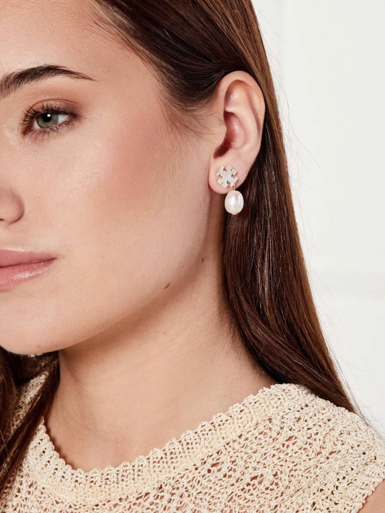 Zdjęcie produktu TORY BURCH Kolczyki Kira Mother of Pearl biały