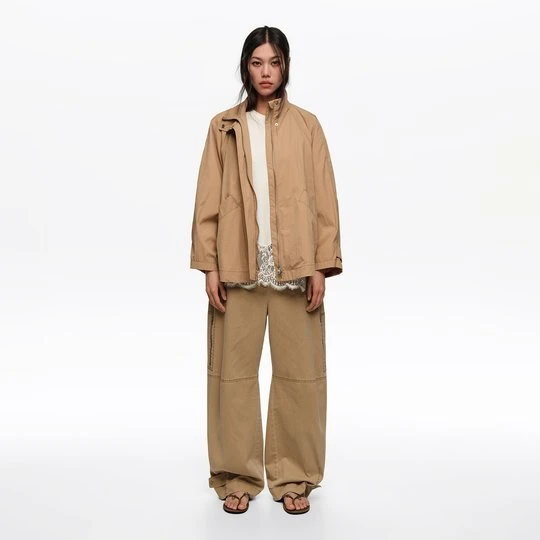 Zdjęcie produktu Trencz lejący krótki wysoki kołnierz camel BIMBA Y LOLA