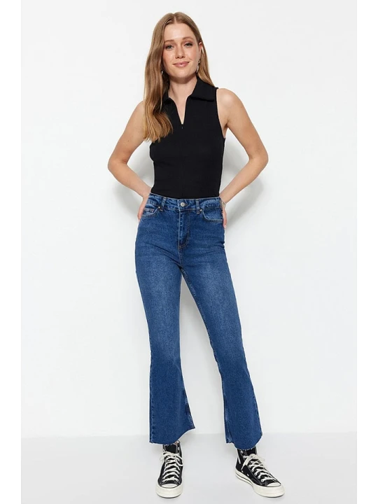 Zdjęcie produktu trendyol Dżinsy - Flare fit - w kolorze niebieskim rozmiar: 34