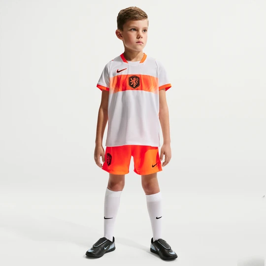 Zdjęcie produktu Trzyczęściowy strój do piłki nożnej dla małych dzieci Nike Holandia Stadium 2026 (wersja wyjazdowa) – replika - Biel