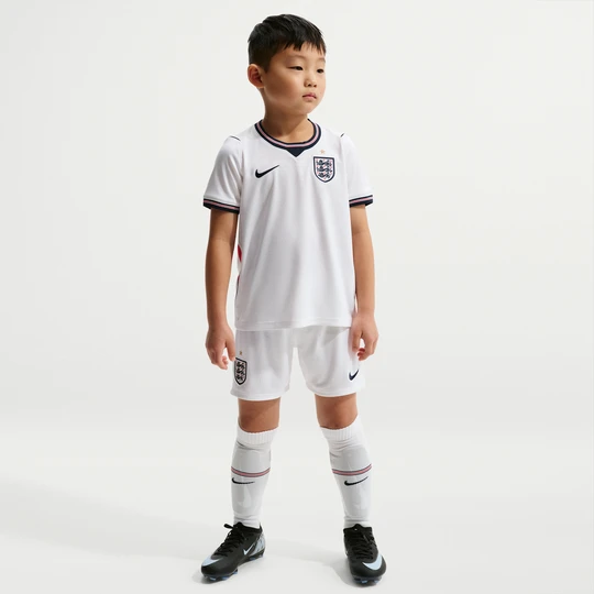 Zdjęcie produktu Trzyczęściowy strój piłkarski dla małych dzieci Nike Anglia Stadium 2026 (wersja domowa) – replika - Biel